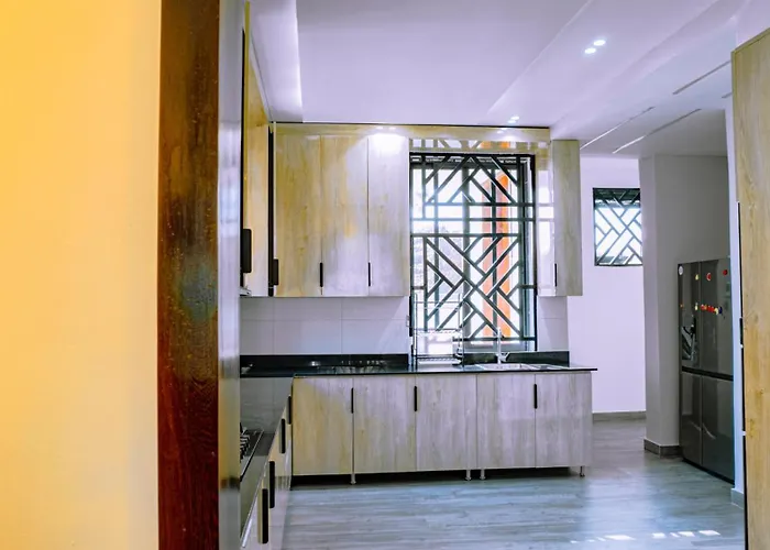 Villa - Sleeps 8 - Parking - Balcony