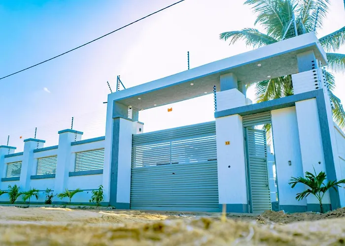 Villa - Sleeps 8 - Parking - Balcony